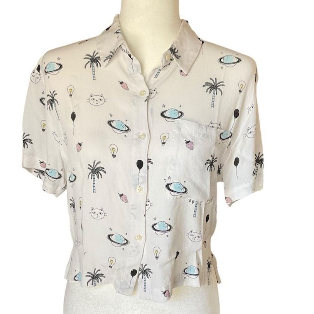 Forever 21 Women's Top Small Graphic All Over Print Collared Button Up C…
